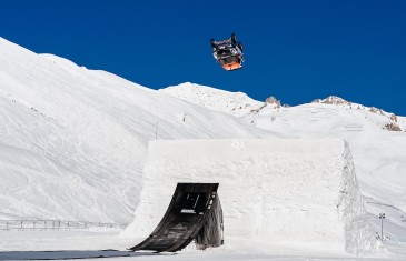 Une MINI fait un backflip – vidéo