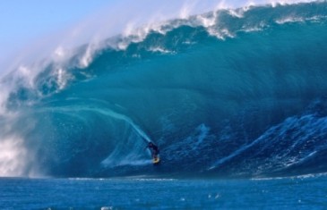 Surfer tombe sous mega vague