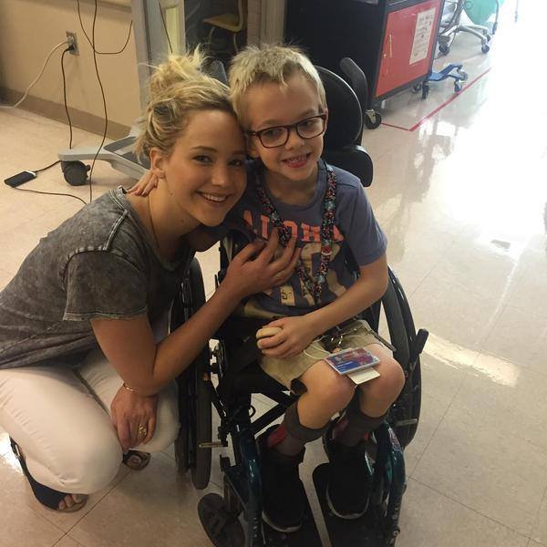 Jennifer Lawrence visite les enfants à l’hôpital Shriners