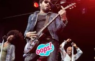 Lenny Kravitz déchire pantalon et on voit tout