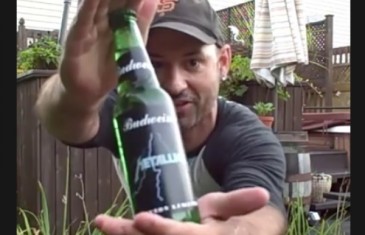 Il goûte à la bière spéciale pour le show de Metallica