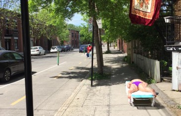 Elle se fait bronzer sur le trottoir à Montréal