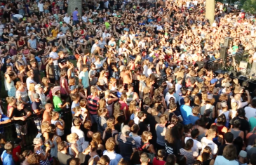 Mer de monde pour le Show de ruelle de Bernard Adamus à Montréal