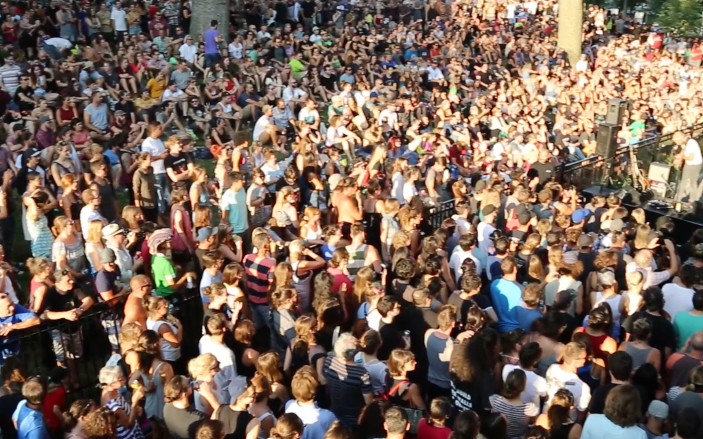 Mer de monde pour le Show de ruelle de Bernard Adamus à Montréal