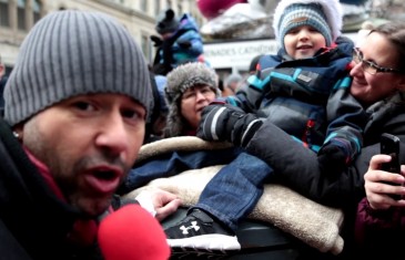 Christopher Williams rock le Défilé du Père Noël à Montréal