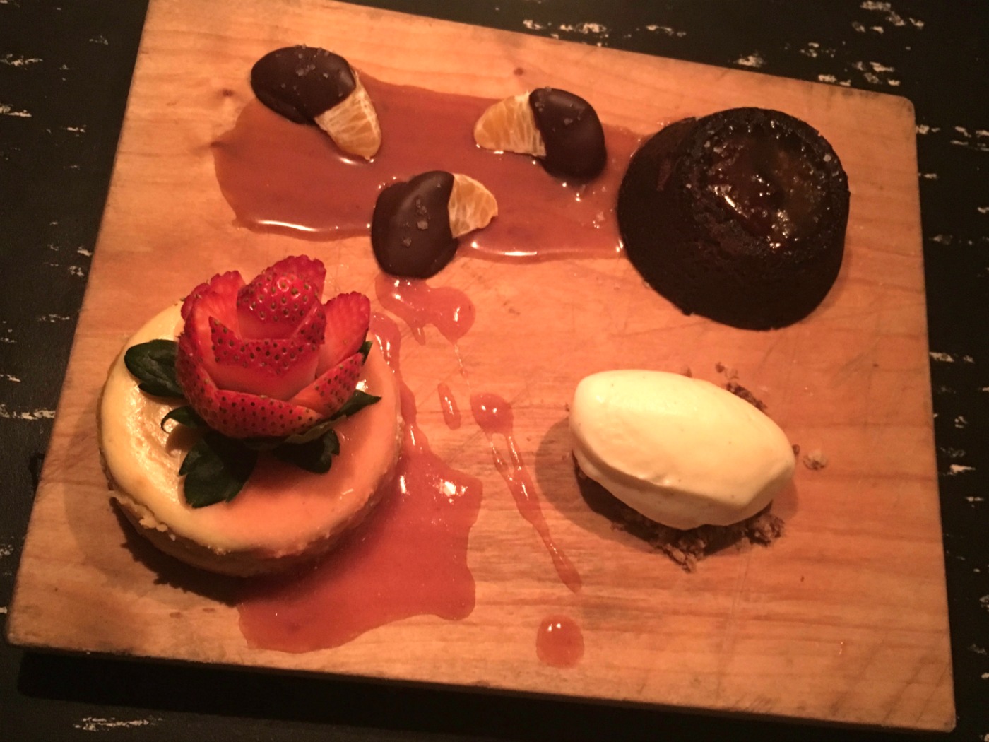 Plateau de desserts (Moelleux au chocolat et caramel salé, gâteau au fromage, clémentines au chocolat noir et croustade d’avoine et crème glacée vanille)