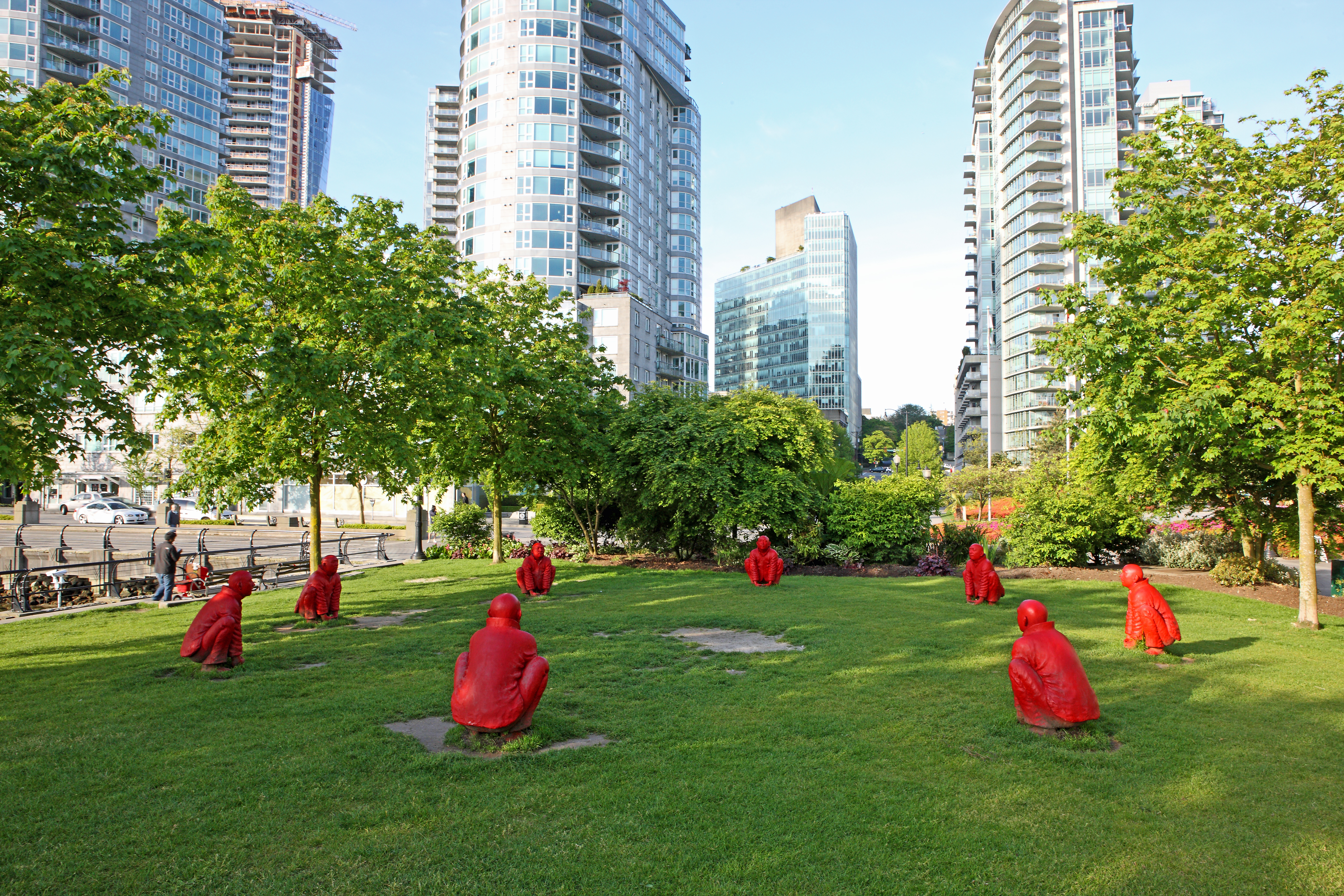 Wang Shugang (né en 1960), L'assemblée, 2007, 8 figures en bronze peint, 92 x 75 cm (chacune). Collection de l'artiste, prêt de la Biennale de Vancouver, en collaboration avec la Collection d'arts visuels de l'Université McGill. Photo Dan Fairchild