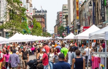 C’est la grande vente trottoir ce week-end sur Sainte-Catherine à Montréal