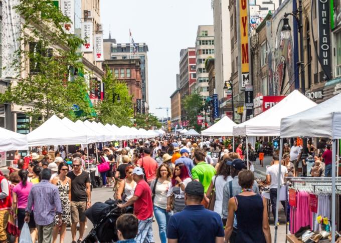 C’est la grande vente trottoir ce week-end sur Sainte-Catherine à Montréal