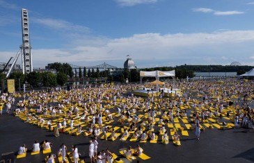 Près de 10 000 yogis dans le Vieux-Port pour le Lolë White Tour Montréal