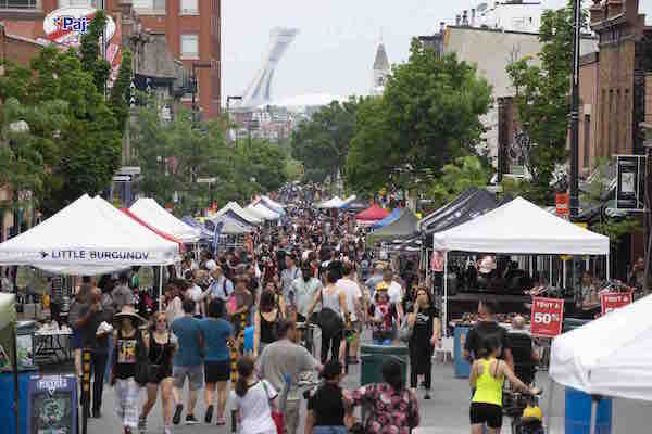 L’Avenue Mont-Royal est fermée ce week-end pour la vente trottoir