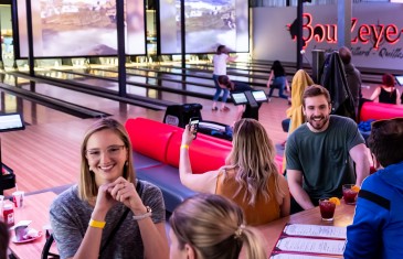 Reportage vidéo | Le BoulZeye Pub et Attractions pour s’éclater entre amis à Montréal