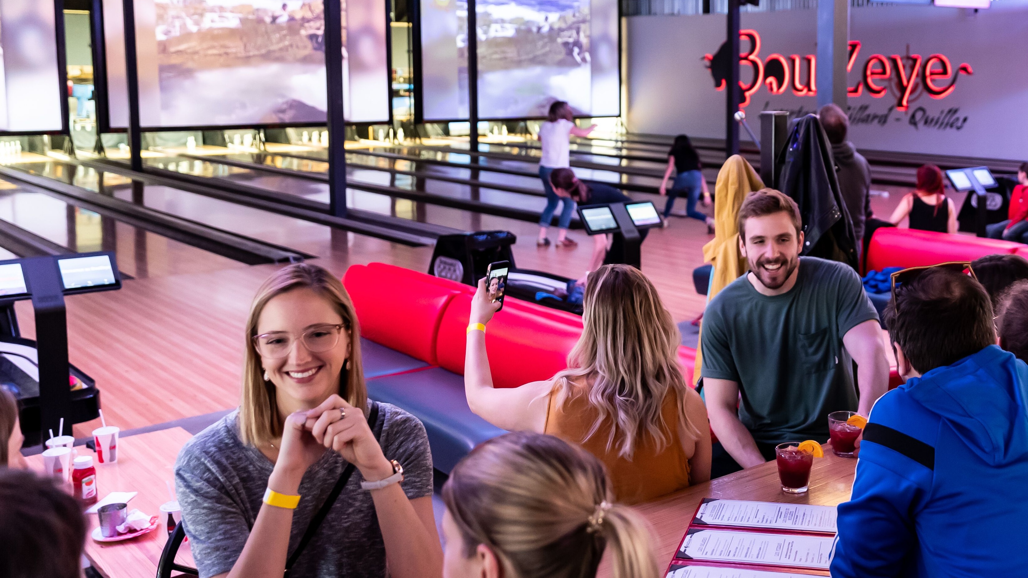 Reportage vidéo | Le BoulZeye Pub et Attractions pour s’éclater entre amis à Montréal