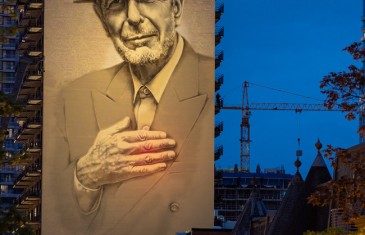 L’imposante murale de Leonard Cohen est maintenant illuminée la nuit au centre-ville