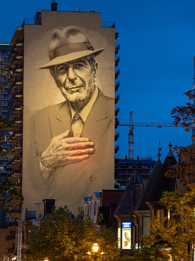 L’imposante murale de Leonard Cohen est maintenant illuminée la nuit au centre-ville