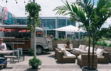 Riva: la nouvelle terrasse inspirée de la Côte d’Azur dans le Vieux-Port de Montréal