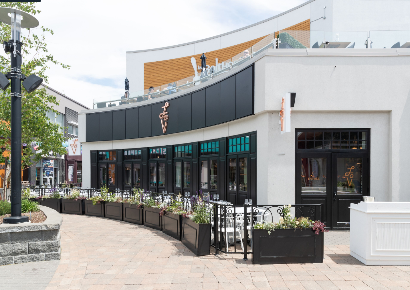 Un nouveau restaurant LOV ouvre au Quartier DIX30 à Brossard