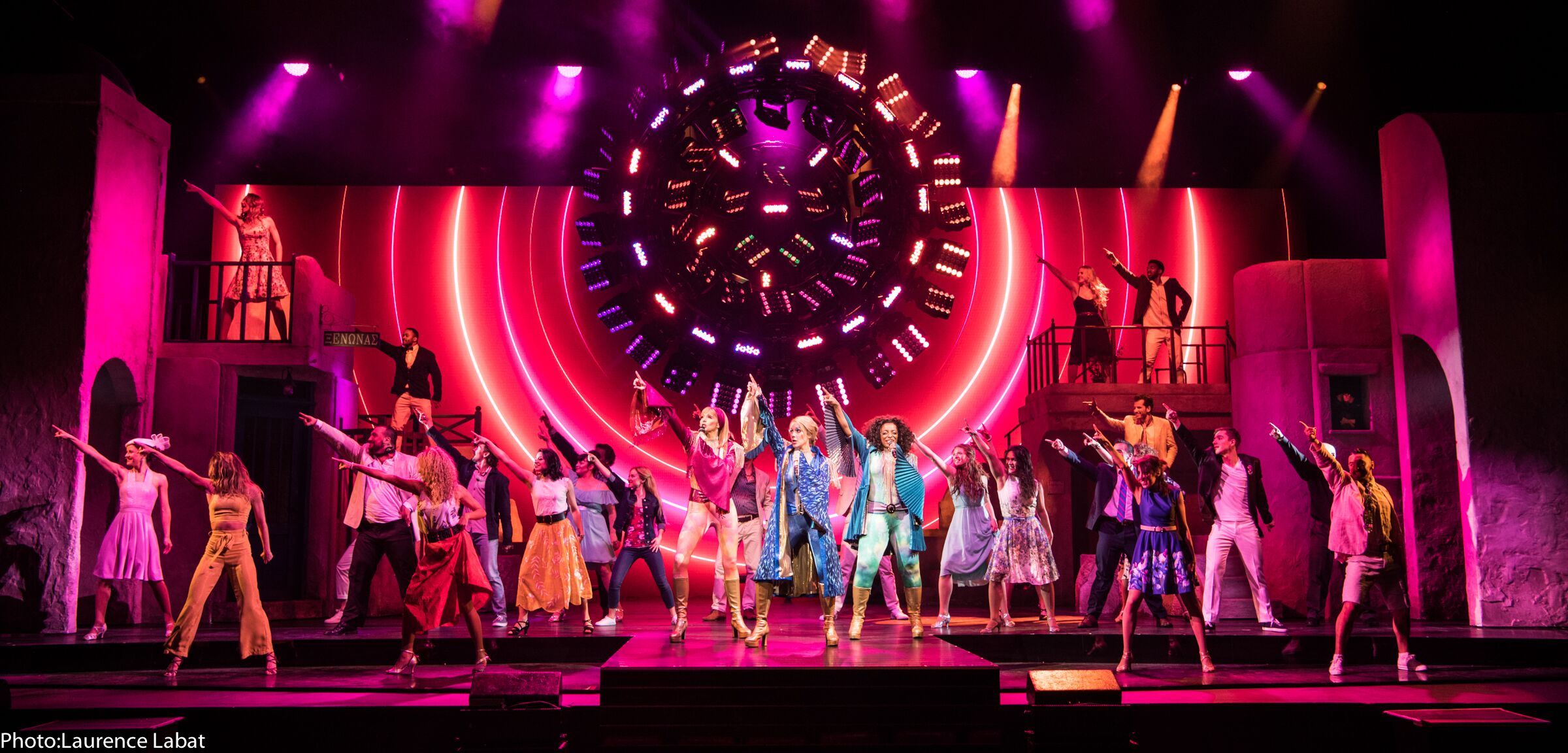 Photos | Tapis rouge de la Première de Mamma Mia le spectacle à voir cet été