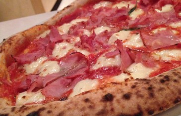 Cette pizzeria du centre-ville fête ses 5 ans et offre ses pizzas et plats à seulement 5$ ce jeudi