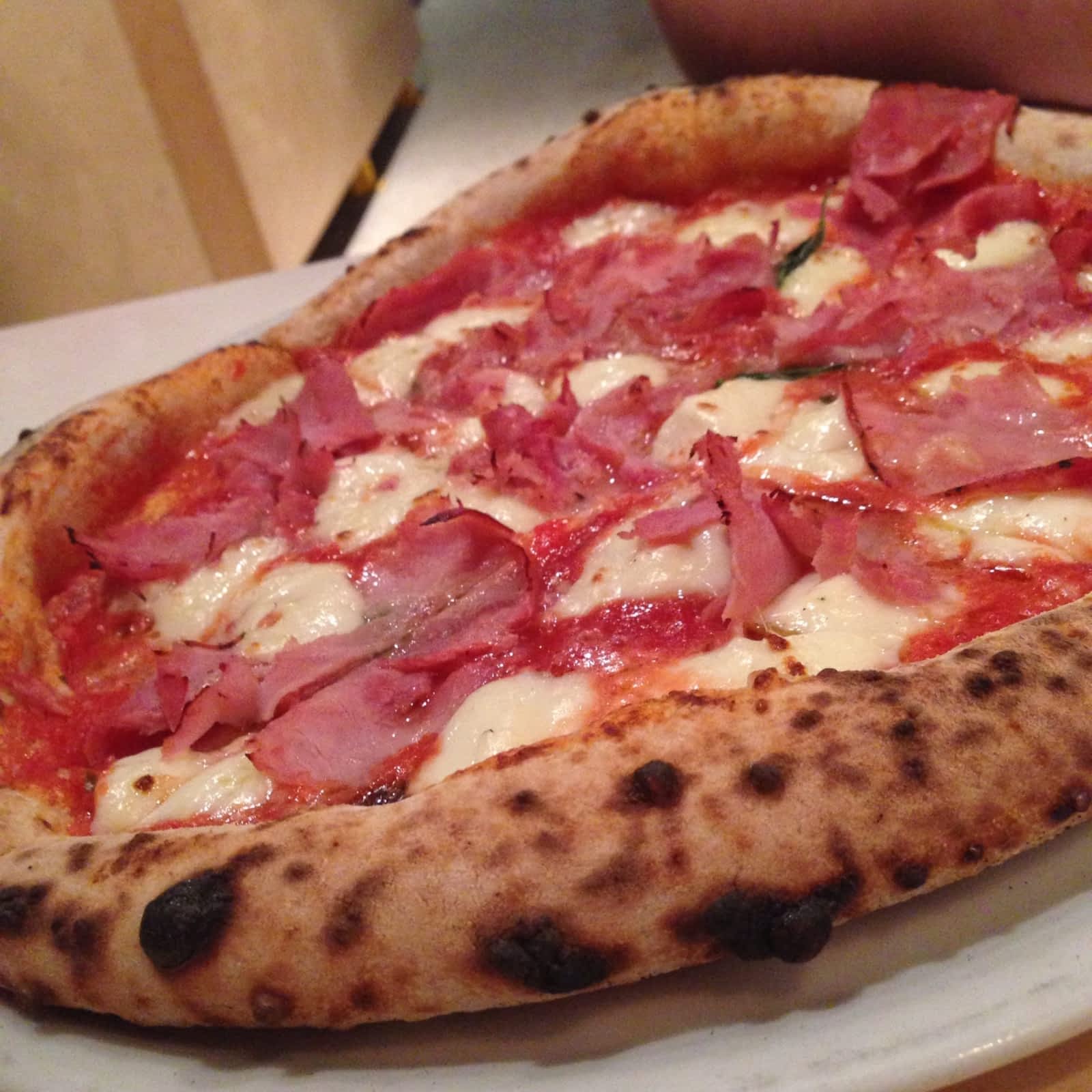 Cette pizzeria du centre-ville fête ses 5 ans et offre ses pizzas et plats à seulement 5$ ce jeudi