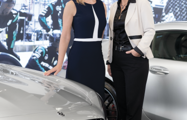 Deux femmes aux commandes de Mercedes-Benz Laval