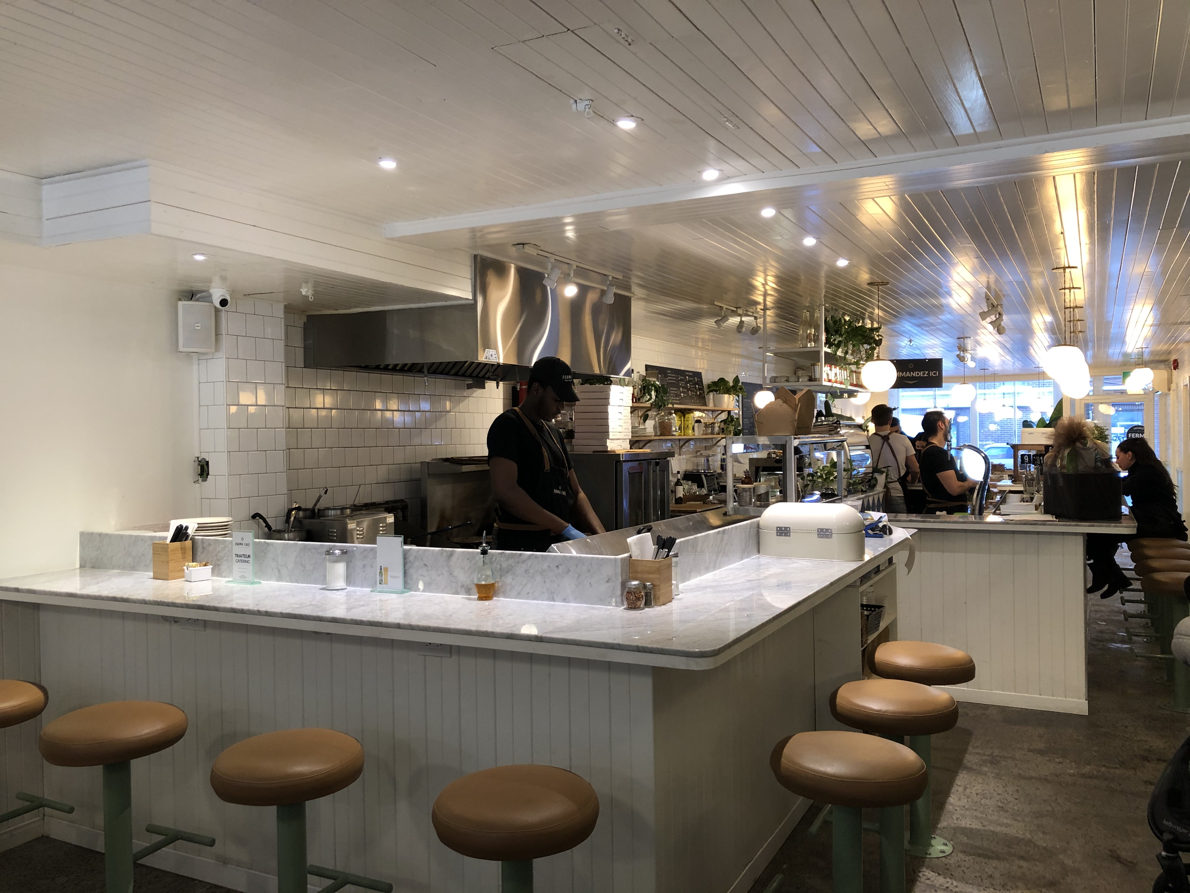 Un café moderne en plein coeur de la Petite-Italie à Montréal