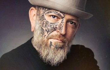 Un populaire artiste tatoueur dénonce le manque d’aide à son industrie
