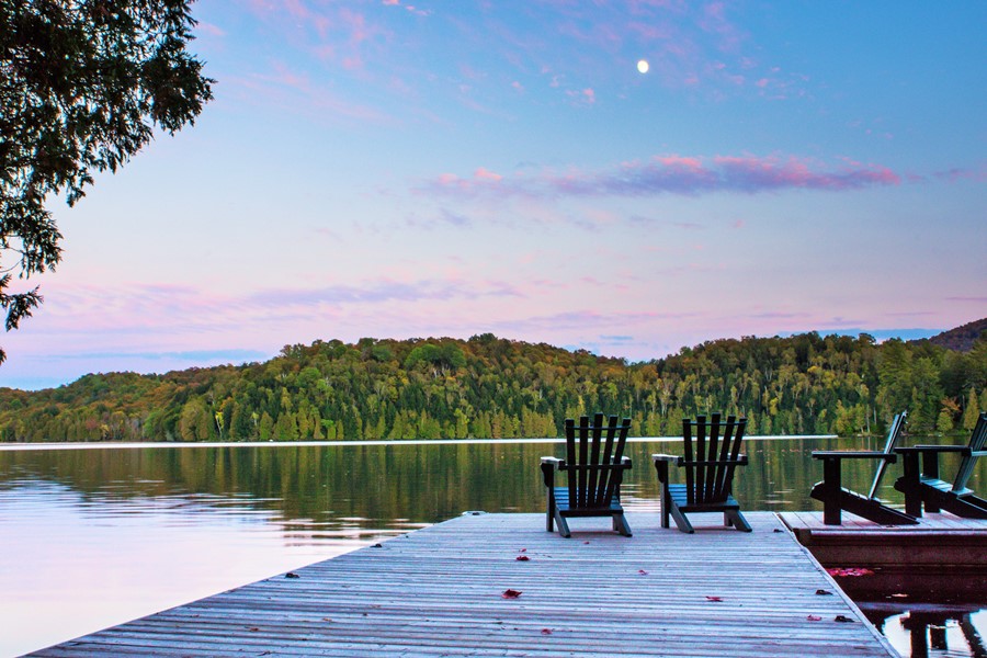 Tu peux louer un chalet sur un lac privé à moins de deux heures de Montréal