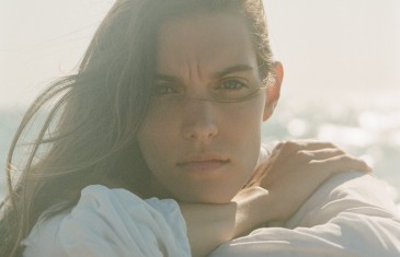 Charlotte Cardin dévoile son nouveau vidéoclip de la chanson Anyone Who Loves Me