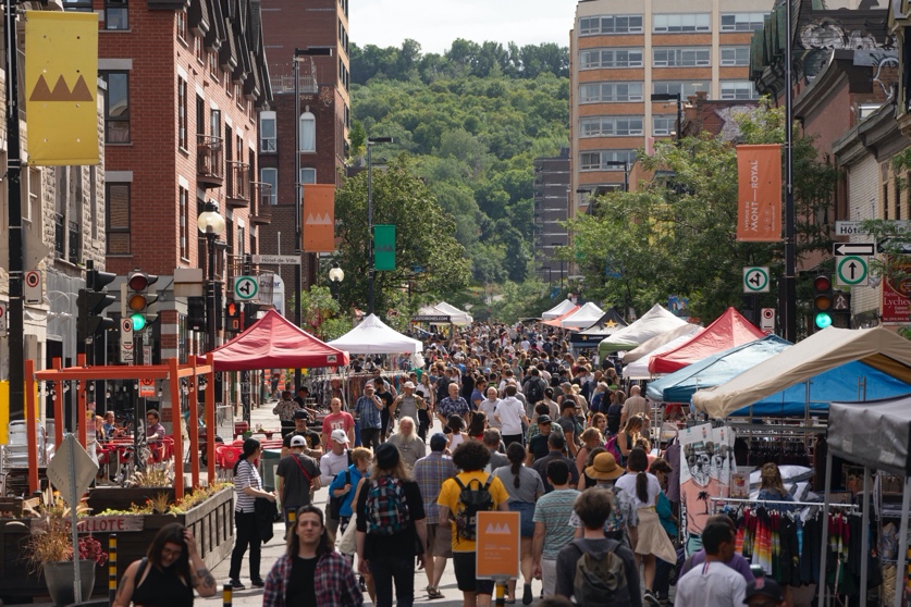 La première vente trottoir de l’année sur Mont-Royal à la fin mai