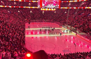 Centre Bell à capacité et illuminé par PixMob pour un match de hockey féminin