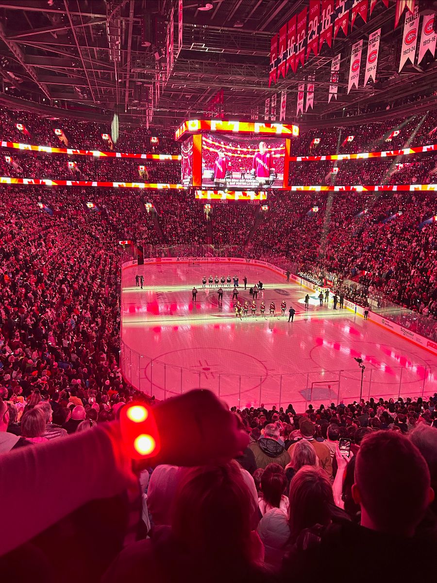 Centre Bell à capacité et illuminé par PixMob pour un match de hockey féminin