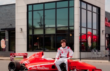 Lance Stroll au service à l’auto chez Tim Hortons